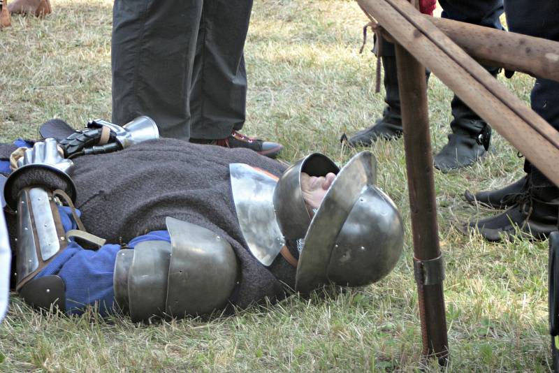 Hořinský park opět po roce ožil rytířským kláním, šermem a středověkou hudbou.