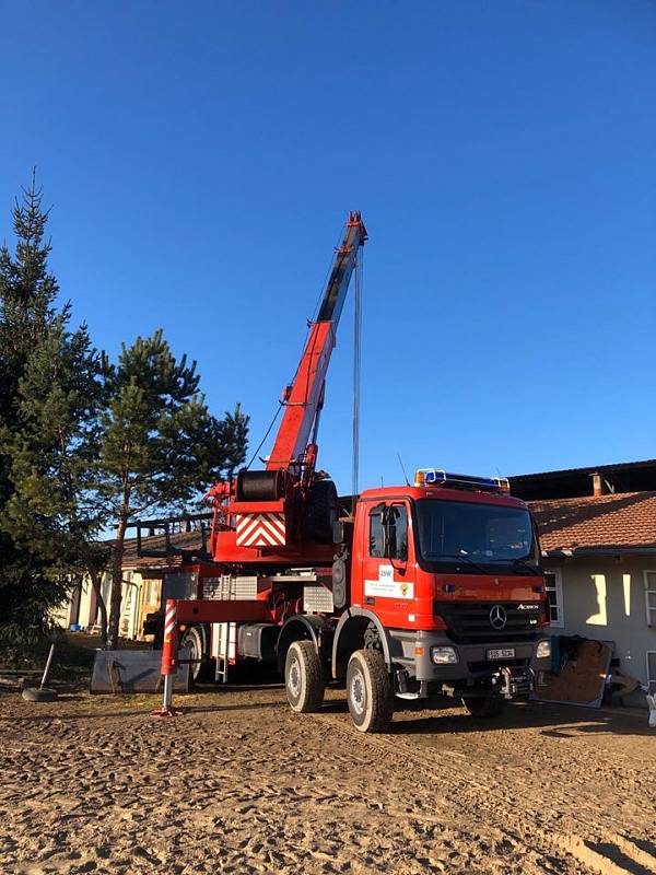 Hasiči vyjeli na pomoc koni, který upadl ve stáji a nedokázal se sám postavit.