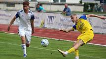 Neratovice (ve žlutém)  ve druhém kole divize B podlehly doma SK Kladno 0:2.