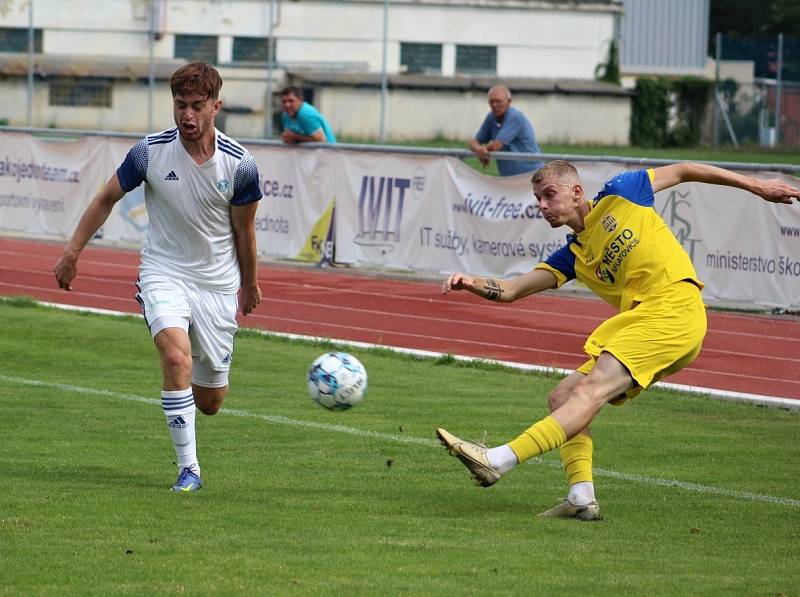 Neratovice (ve žlutém)  ve druhém kole divize B podlehly doma SK Kladno 0:2.