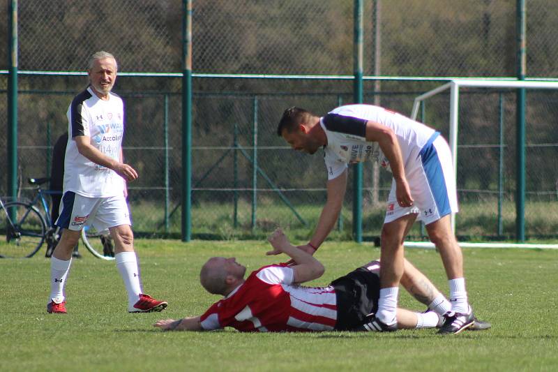 Fotbalisté Lobkovic si v rámci projektu Kopeme za fotbal zahráli proti Realu Top Praha.