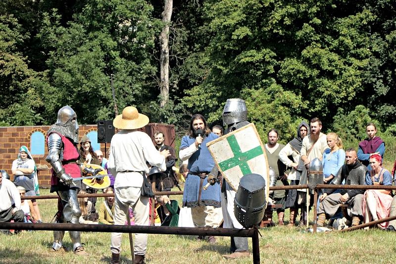 Hořinský park opět po roce ožil rytířským kláním, šermem a středověkou hudbou.