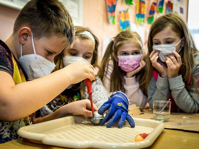 Do projektu Plastík se zapojili žáci 26 základních škol ve středních Čechách a na Ústecku.