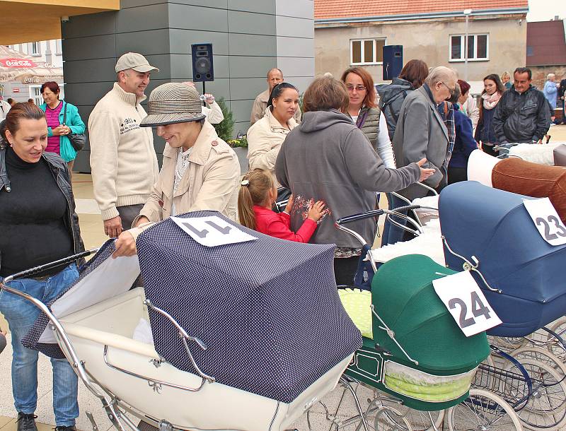 Kralupanka Věra Čížková vlastní kolekci již 600 funkčních dětských kočárků různých tvarů, barev i roků výroby.