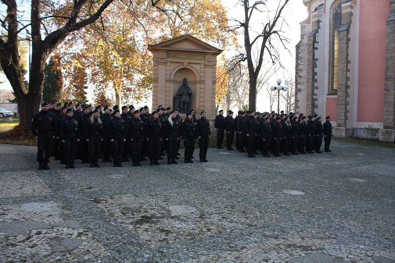 Slavnostní slib nových policistů.