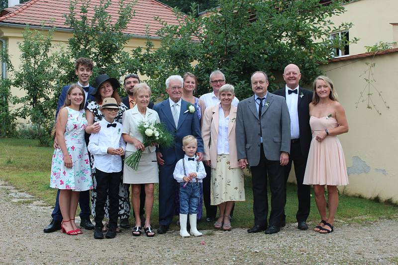 Diamantová svatba manželů Vokálkových se konala v Holandském selském domě v zámeckém parku ve Veltrusech.