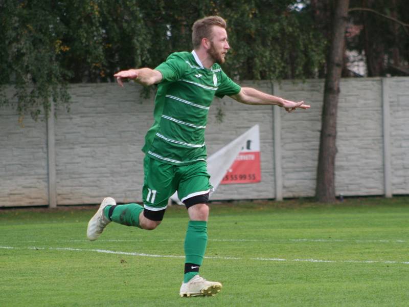 Fotbalisté Sokola Tišice (v zeleném) v 7. kole okresního přeboru ztratili nadějně rozehraný zápas se Slovanem Horní Beřkovice, hosté nakonec vyhráli 5:2.