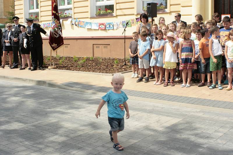 Před místní základní školou se v pátek odpoledne 8. června sešly desítky dětí a dospělých z celého Cítova.