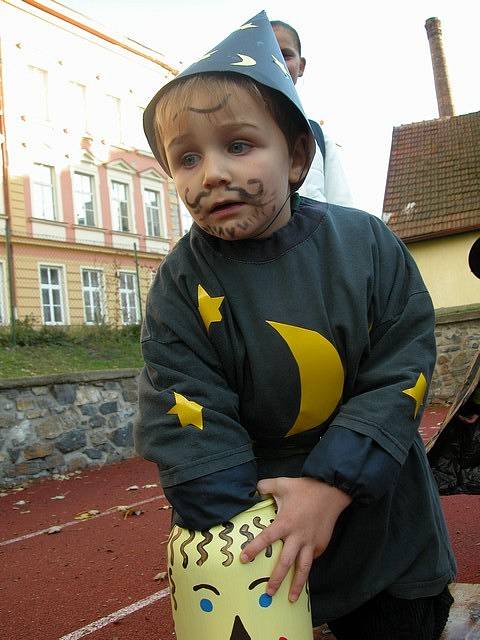 LOV. Soutěžící lovili malé příšerky z lahví, podívat se do nich ale nesměli. Na dalším stanovišti zase lovili na udici velké šedé myši. 