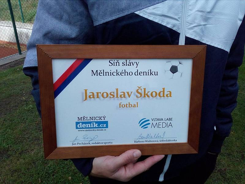 Jaroslav Škoda s oceněním Mělnického deníku.