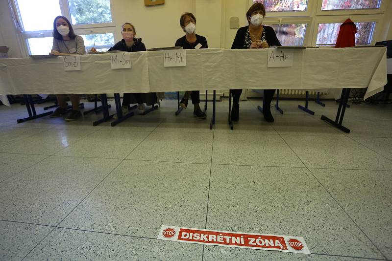 Volby ve volebním okrsku na gymnáziu Jana Palacha