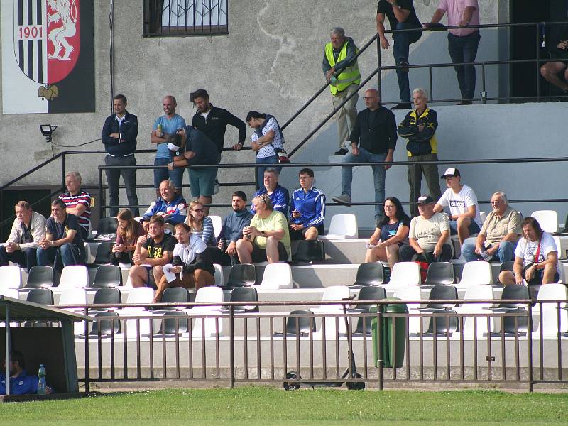 Fotbalisté Brandýsa (v tmavém) v divizní sezoně poprvé ztratili v domácím prostředí, s Kladnem prohráli 2:3.