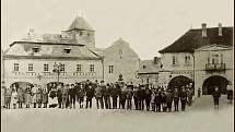 Fotografie z roku 1890. Hostinec U Zlatého beránka - podoba z doby baroka.