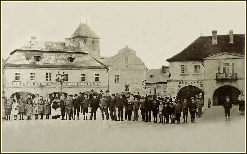 Fotografie z roku 1890. Hostinec U Zlatého beránka - podoba z doby baroka.