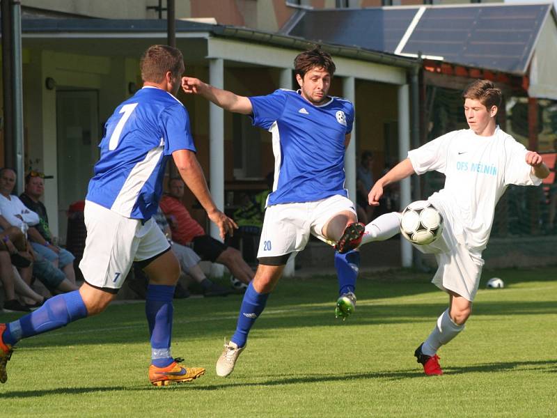 Výběr OFS Mělník (v bílém) podlehl Berounu vysoko 0:5.