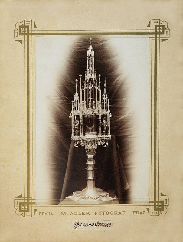 Pozdně gotická monstrance. Snímek z roku 1890.