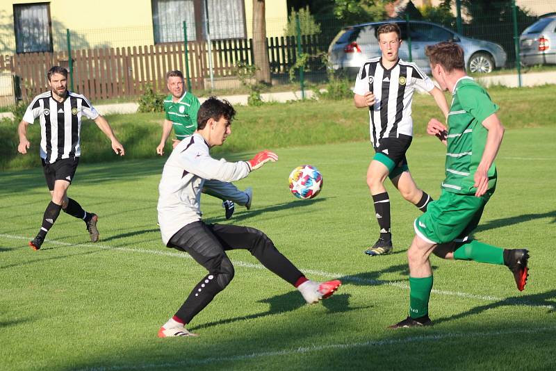 Finále Rebel Českého poháru. Fotbalisté Tišic (v zeleném) rozdrtili Mšeno 10:2.