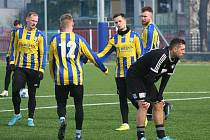Fotbalisté FK Neratovice/Byškovice porazili v přípravném utkání vedoucí tým divize C FK Kolín (v černém) 4:1.