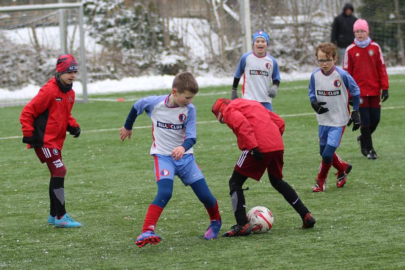 Starší přípravka FK Pšovka Mělník změřila v rámci zimní ligy na Vltavínu síly s dívčím týmem pražské Sparty.
