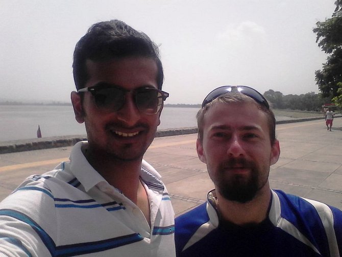 Jan Malý přijel do Indie za svými kamarády Samem (vlevo) a Pranayem, se kterými se seznámil rok předtím na pracovní stáži v Íránu.