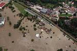 Povodeň v roce 2002 na Mělnicku – letecký snímek: Kralupy nad Vltavou