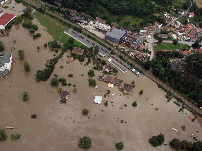 Povodeň v roce 2002 na Mělnicku – letecký snímek: Kralupy nad Vltavou