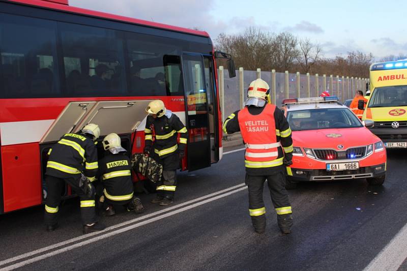 U Nové Vsi havaroval autobus s dětmi a nákladní auto.