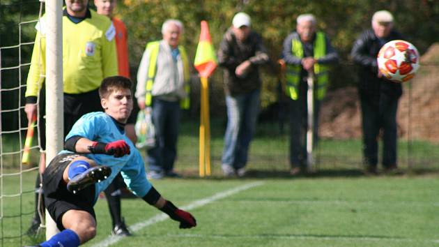 Fotbalisté FC Mělník (v černém) v městském derby přetlačili sousedy z FK Pšovka 1:0 na penalty.