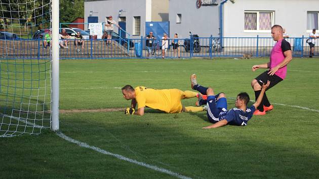 Příprava: FK Kralupy 1901 – SK Roztoky (v modrém) 4:5, 2. srpna 2022