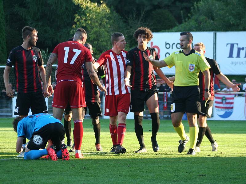 Fotbalisté třetiligových Záp (červenobílé dresy) vyřadili ve druhém kole Mol cupu Viktorii Žižkov, soupeře hrajícího o jednu soutěž výš porazili v penaltovém rozstřelu.