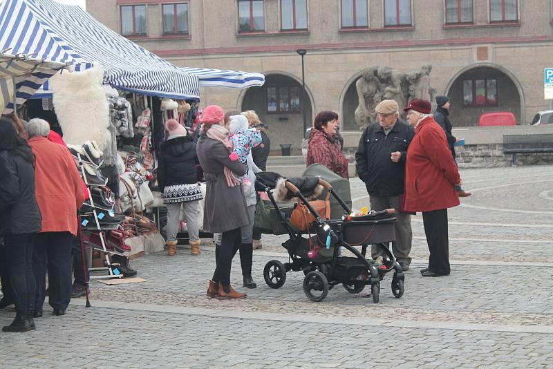 Mělnický jarmark, který v sobotu 18. listopadu i přes chladné počasí přilákal na náměstí Míru desítky návštěvníků, se ke spokojenosti organizátorů vydařil.