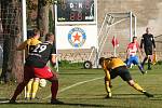 Fotbalisté SK Slavia Velký Borek (ve žlutém) prohráli v domácím prostředí důležitý zápas s předposledním Bakovem 1:3, v tabulce B skupiny I. B třídy tak po jedenácti kolech zůstávají poslední.