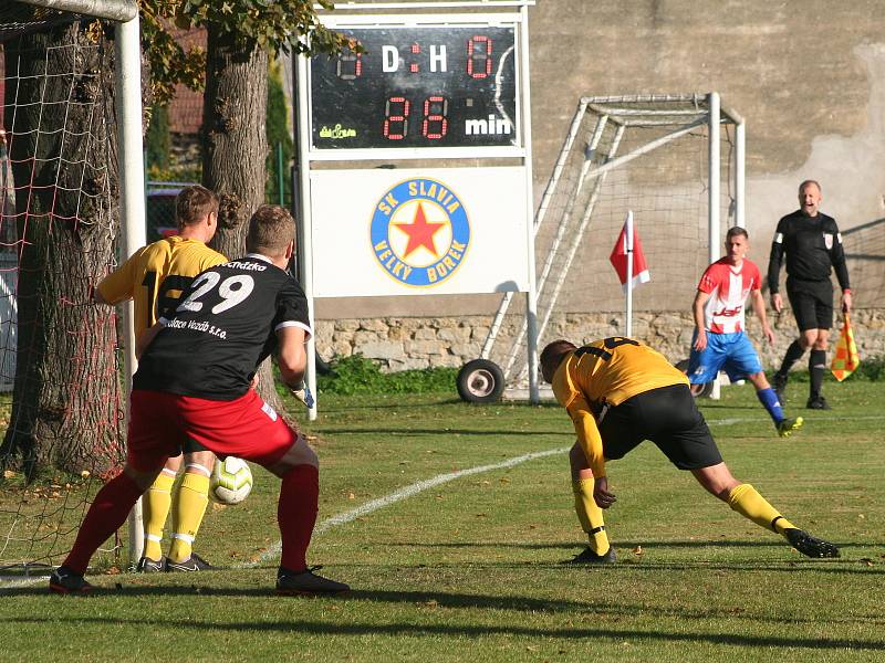 Fotbalisté SK Slavia Velký Borek (ve žlutém) prohráli v domácím prostředí důležitý zápas s předposledním Bakovem 1:3, v tabulce B skupiny I. B třídy tak po jedenácti kolech zůstávají poslední.