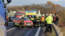 U Nové Vsi havaroval autobus s dětmi a nákladní auto.