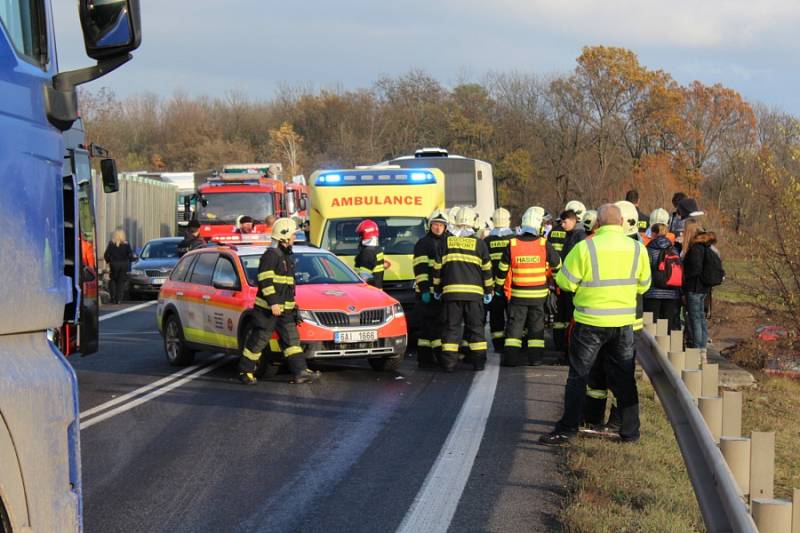 U Nové Vsi havaroval autobus s dětmi a nákladní auto.