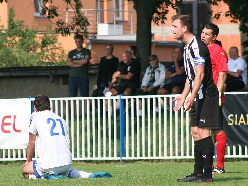 Fotbalisté Brandýsa (v tmavém) v divizní sezoně poprvé ztratili v domácím prostředí, s Kladnem prohráli 2:3.