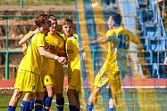 Fotbalisté FK Neratovice-Byškovice (ve žlutém) připravili Chomutovu první porážku v soutěži, doma vyhráli 2:1
