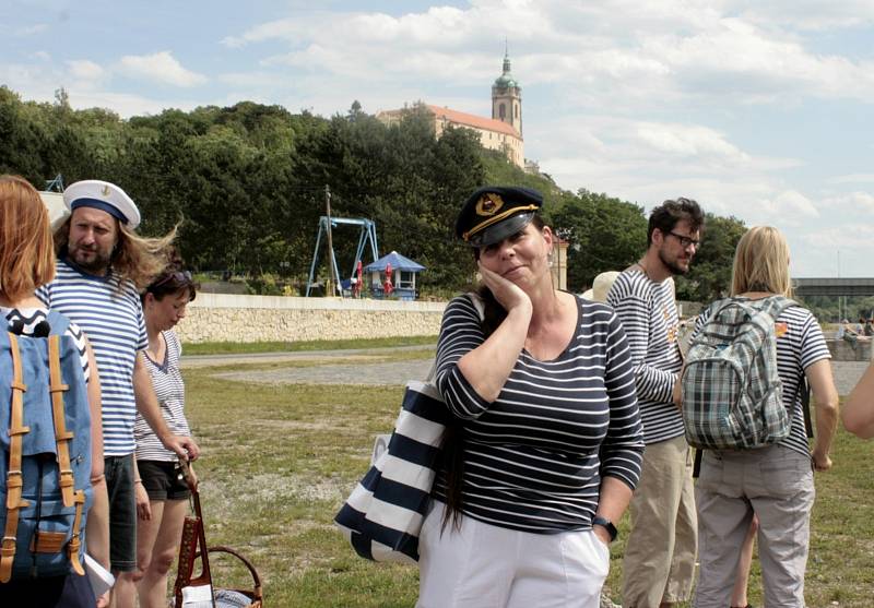 Náplavka před vinařstvím Bettiny Lobkowitz se v pátek zaplnila desítkami lidí převážně v námořnickém oblečení, kteří čekali na připlouvající loď Tajemství.