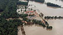 Povodeň v roce 2002 na Mělnicku – letecký snímek: Veltrusy.