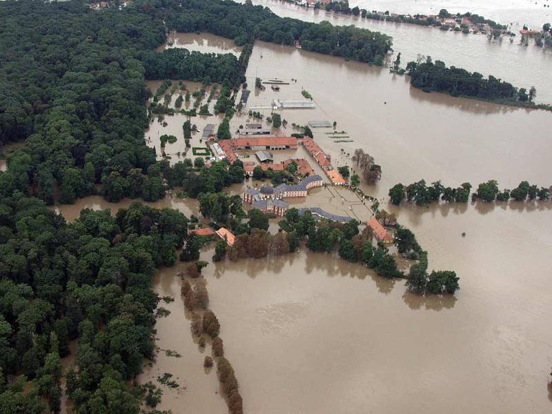 Povodeň v roce 2002 na Mělnicku – letecký snímek: Veltrusy.