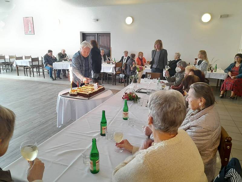 Z oslavy 100. narozenin Emílie Jursíkové v restauraci Na Závisti ve Veltrusech