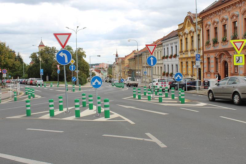 Sociálními sítěmi se valily vlny nevole už od podzimu před dvěma lety, kdy se schweigstillky objevily po rekonstrukci Pražské ulice v městské památkové zóně.