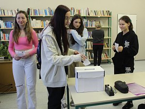 Druhé kolo studentských voleb na gymnáziu Jana Palacha v Mělníku.