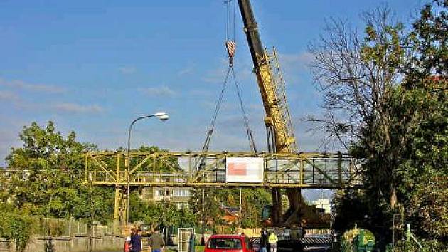 LÁVKU mířící z cukrovaru přes Pražskou ulici před třemi dny rozebral jeřáb. Poslední demolice čeká jeden z místních komínů, pak už by měl následovat úklid pozemku a závěrečné práce na fasádě. 