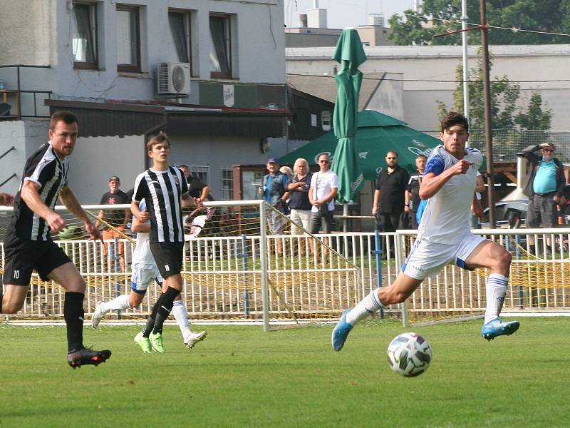 Fotbalisté Brandýsa (v tmavém) v divizní sezoně poprvé ztratili v domácím prostředí, s Kladnem prohráli 2:3.