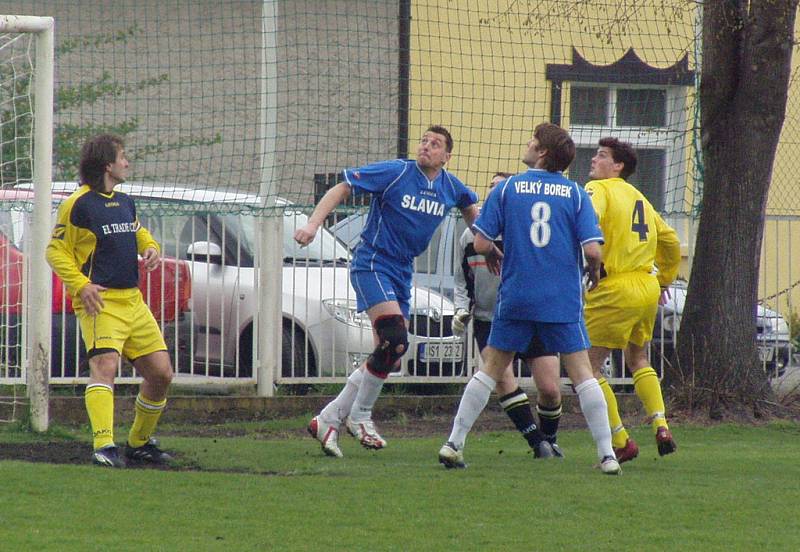 Z utkání 17. kola okresního přeboru Velký Borek (v modrém) - Záryby (0:0).