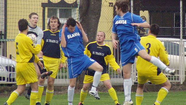 Z utkání 17. kola okresního přeboru Velký Borek (v modrém) - Záryby (0:0).