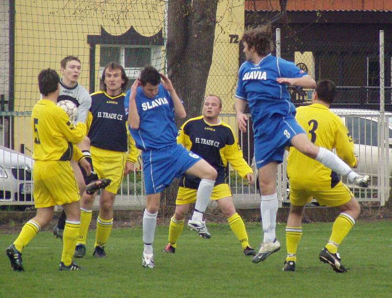 Z utkání 17. kola okresního přeboru Velký Borek (v modrém) - Záryby (0:0).