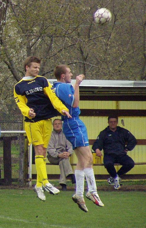 Z utkání 17. kola okresního přeboru Velký Borek (v modrém) - Záryby (0:0).