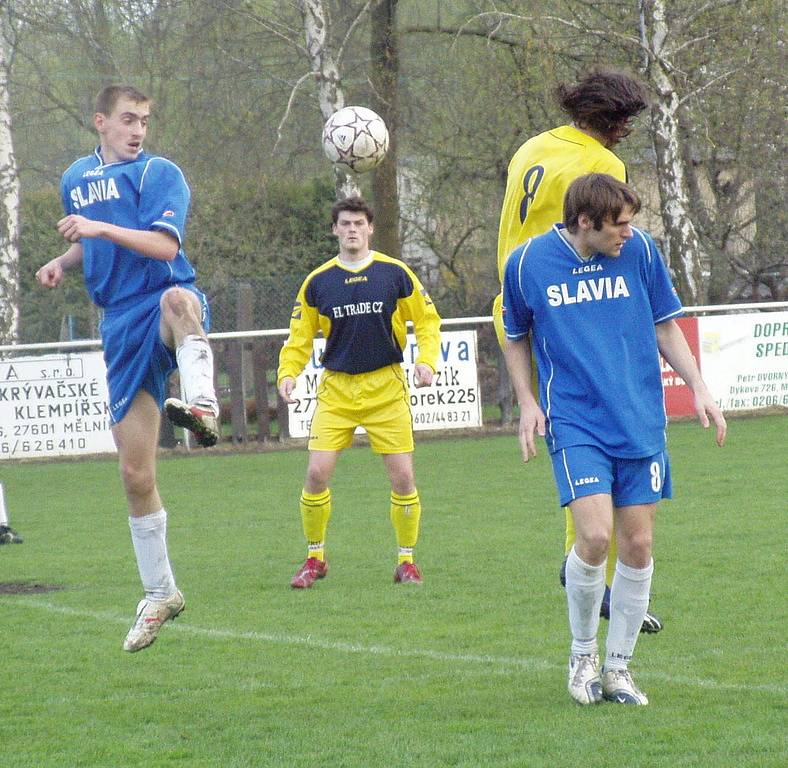 Z utkání 17. kola okresního přeboru Velký Borek (v modrém) - Záryby (0:0).